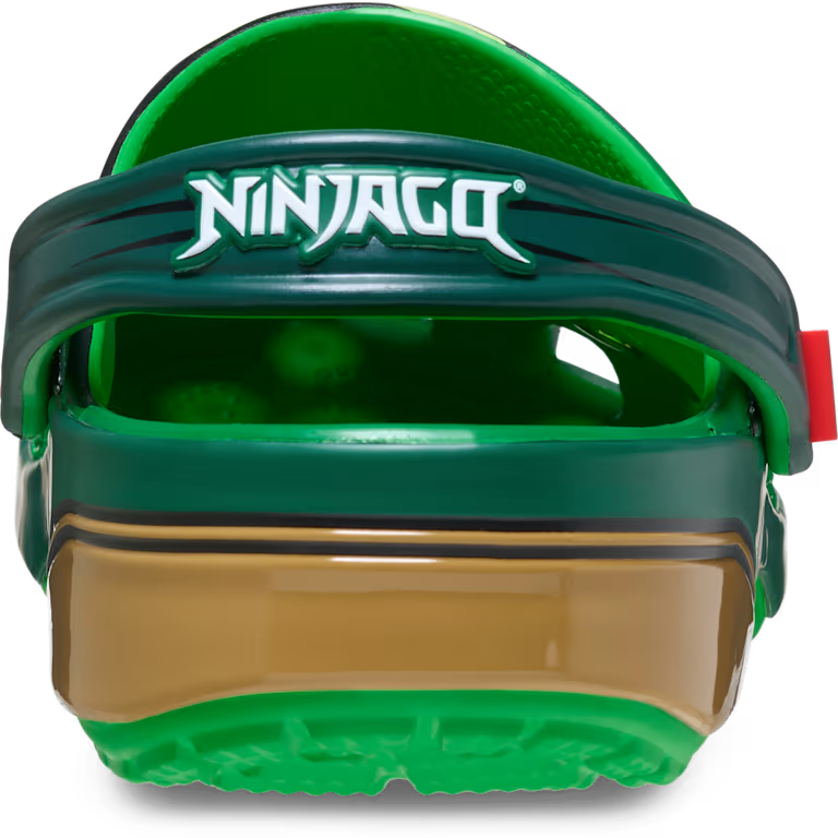 Crocs Classic Clog LEGO Ninjago, sabot Crocs Classic Clog inspiré de l'univers LEGO NINJAGO avec détails graphiques et bride pivotante vue de derrière. 