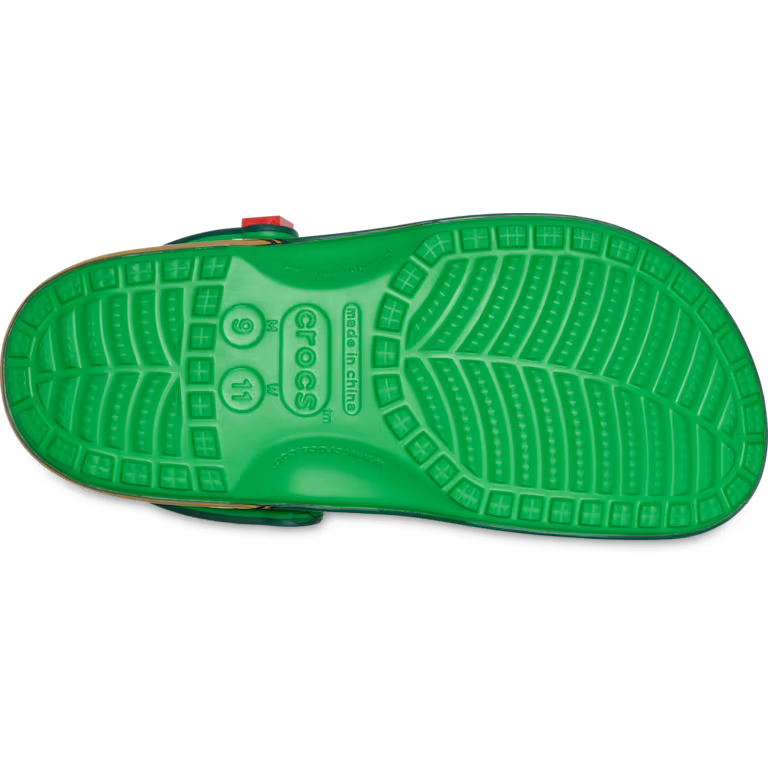Crocs Classic Clog LEGO Ninjago, sabot Crocs Classic Clog inspiré de l'univers LEGO NINJAGO avec détails graphiques et bride pivotante vue sur la semelle. 