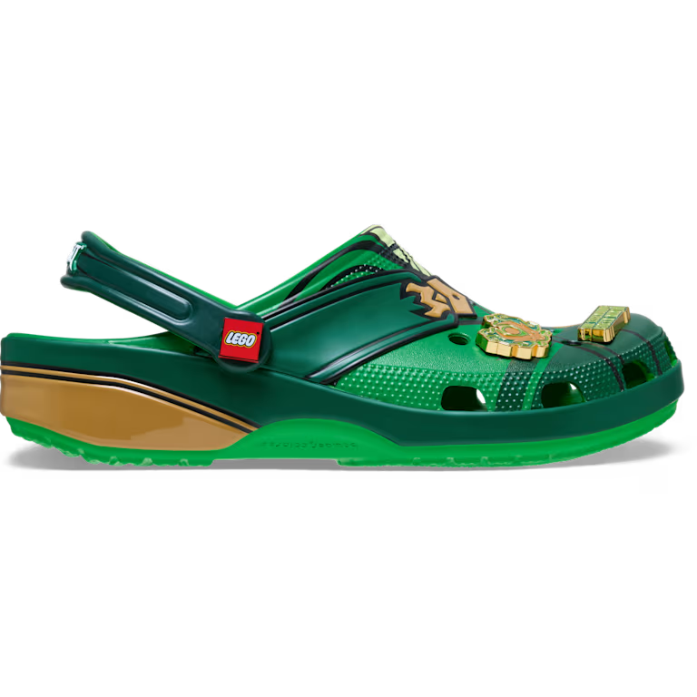 Crocs Classic Clog LEGO Ninjago, sabot Crocs Classic Clog inspiré de l'univers LEGO NINJAGO avec détails graphiques et bride pivotante vue de profil. 
