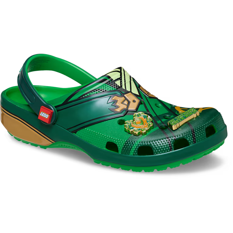 Crocs Classic Clog LEGO Ninjago, sabot Crocs Classic Clog inspiré de l'univers LEGO NINJAGO avec détails graphiques et bride pivotante vue de 3/4 face. 