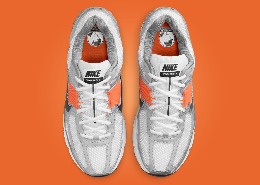 Nike Zoom Vomero 5 en mesh respirant avec renforts synthétiques, coloris Platinum Tint et accents Safety Orange, amorti Zoom Air réactif. vue de dessus