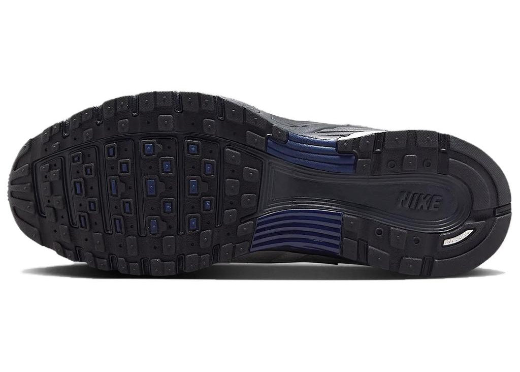 Nike P-6000 Photon Dust Anthracite grise avec tige en mesh, empiècements multicouches, détails Anthracite et semelle rétro-running.