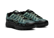 Nike P-6000 Anthracite Clay Green grise et noire avec tige textile, empiècements multicouches et détails vert Clay Green.