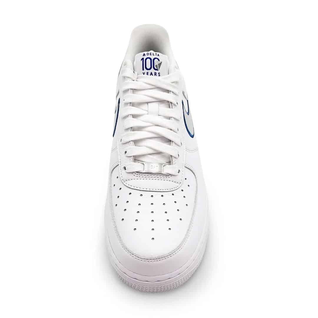 Sneakers Nike Air Force 1 Low Delta Air Lines 100th Anniversary blanches en cuir premium avec détails bleus et rouges et amorti Air iconique