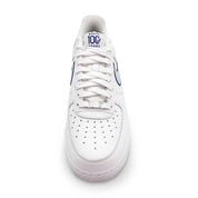 Sneakers Nike Air Force 1 Low Delta Air Lines 100th Anniversary blanches en cuir premium avec détails bleus et rouges et amorti Air iconique