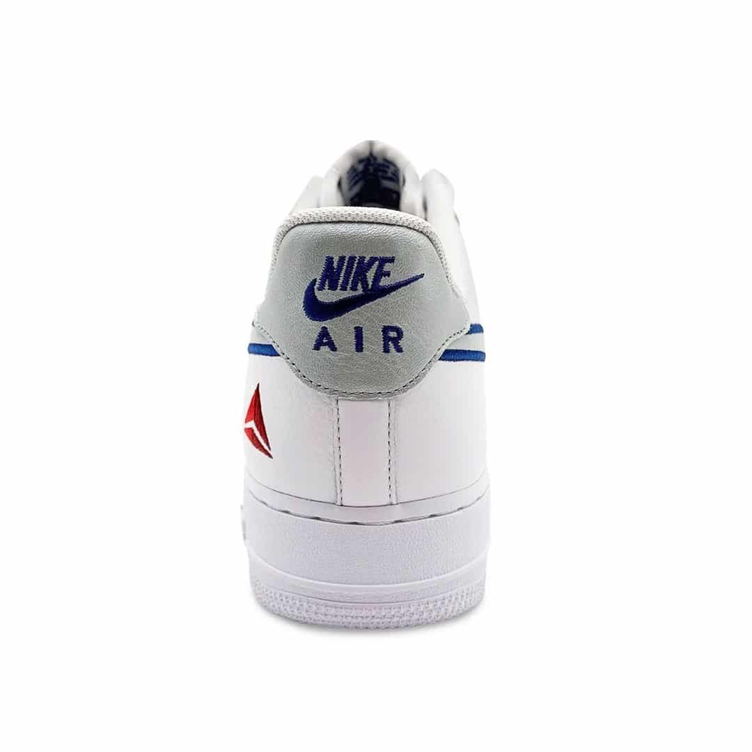 Sneakers Nike Air Force 1 Low Delta Air Lines 100th Anniversary blanches en cuir premium avec détails bleus et rouges et amorti Air iconique