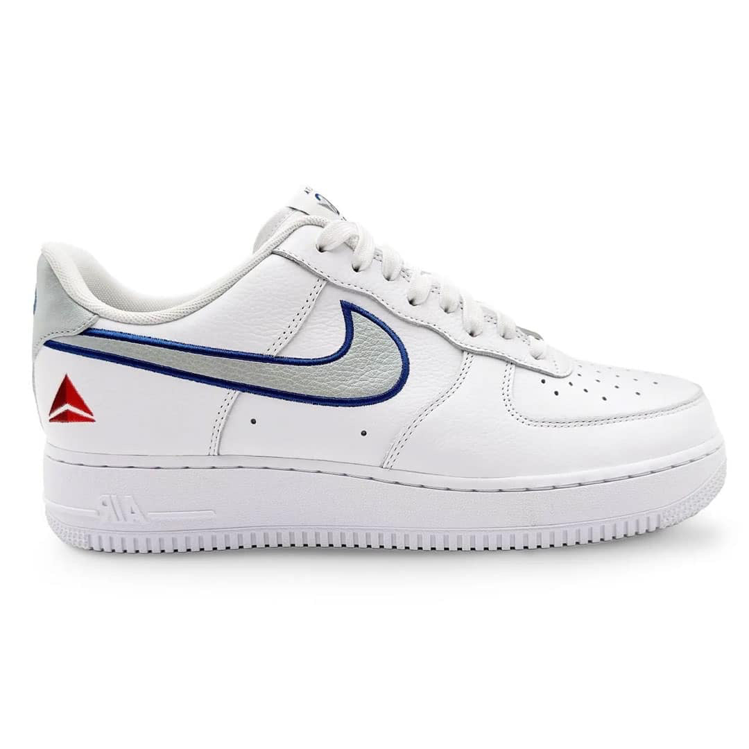 Sneakers Nike Air Force 1 Low Delta Air Lines 100th Anniversary blanches en cuir premium avec détails bleus et rouges et amorti Air iconique