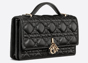 Dior My Dior Mini Cannage Lambskin Bag Black S0980ONMJ_M900, sac noir en cuir d'agneau matelassé avec charms D.I.O.R., poignée et chaîne à perles.