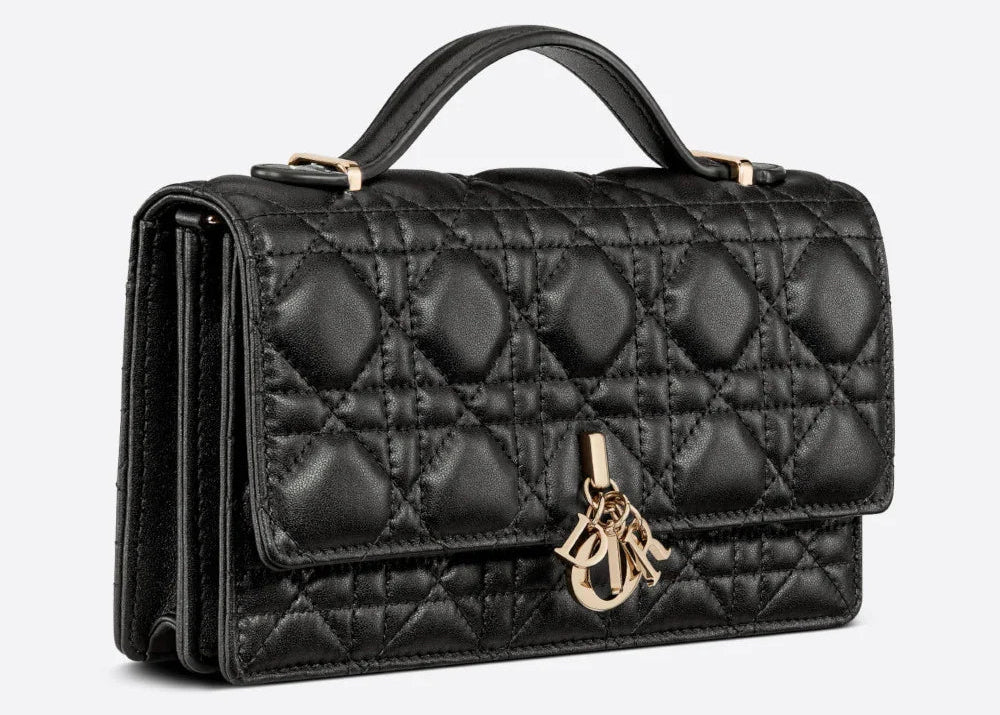 Dior My Dior Mini Cannage Lambskin Bag Black S0980ONMJ_M900, sac noir en cuir d'agneau matelassé avec charms D.I.O.R., poignée et chaîne à perles.