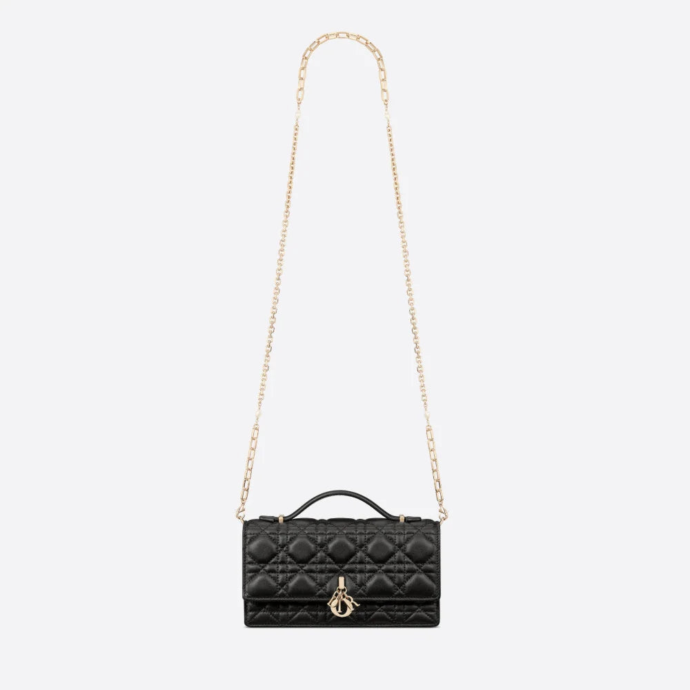 Dior My Dior Mini Cannage Lambskin Bag Black S0980ONMJ_M900, sac noir en cuir d'agneau matelassé avec charms D.I.O.R., poignée et chaîne à perles.