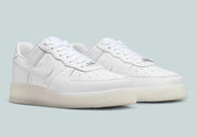 Nike Air Force 1 Low Drake NOCTA Certified Lover Boy White Cobalt Tint, sneaker Air Force 1 blanche et bleu Cobalt clair signée Drake NOCTA avec détails Love You Forever.