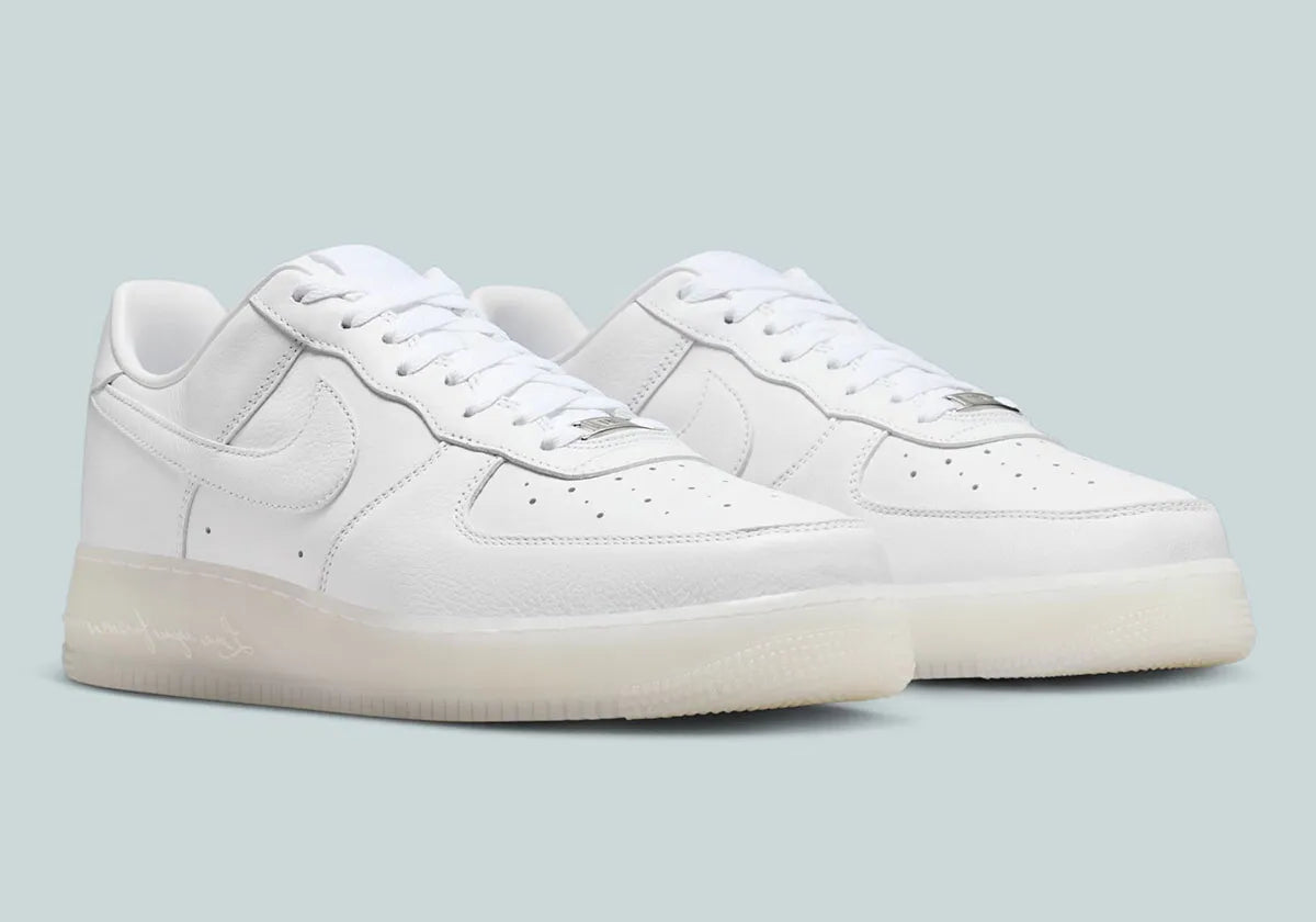 Nike Air Force 1 Low Drake NOCTA Certified Lover Boy White Cobalt Tint, sneaker Air Force 1 blanche et bleu Cobalt clair signée Drake NOCTA avec détails Love You Forever.