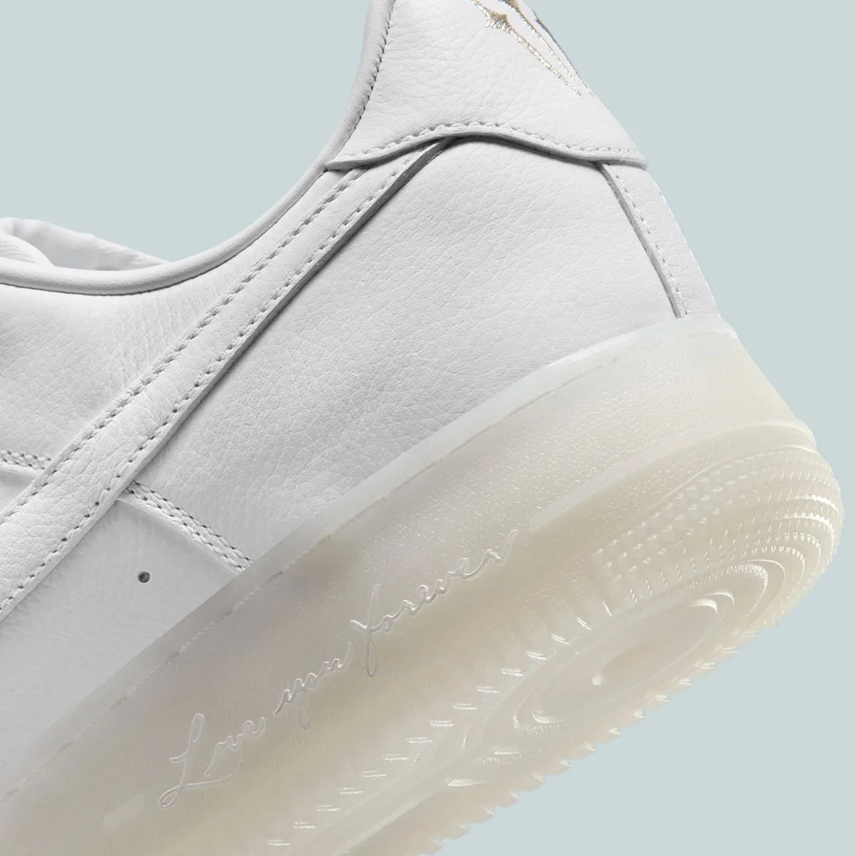 Nike Air Force 1 Low Drake NOCTA Certified Lover Boy White Cobalt Tint, sneaker Air Force 1 blanche et bleu Cobalt clair signée Drake NOCTA avec détails Love You Forever.