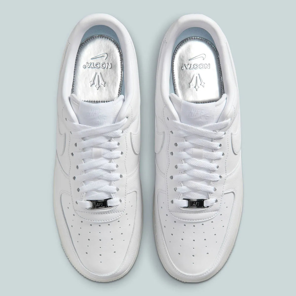 Nike Air Force 1 Low Drake NOCTA Certified Lover Boy White Cobalt Tint, sneaker Air Force 1 blanche et bleu Cobalt clair signée Drake NOCTA avec détails Love You Forever.