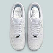 Nike Air Force 1 Low Drake NOCTA Certified Lover Boy White Cobalt Tint, sneaker Air Force 1 blanche et bleu Cobalt clair signée Drake NOCTA avec détails Love You Forever.