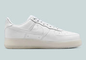 Nike Air Force 1 Low Drake NOCTA Certified Lover Boy White Cobalt Tint, sneaker Air Force 1 blanche et bleu Cobalt clair signée Drake NOCTA avec détails Love You Forever.