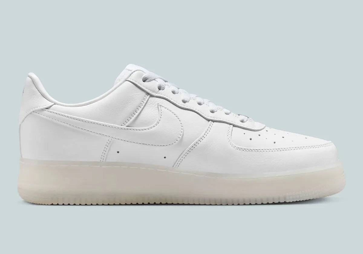 Nike Air Force 1 Low Drake NOCTA Certified Lover Boy White Cobalt Tint, sneaker Air Force 1 blanche et bleu Cobalt clair signée Drake NOCTA avec détails Love You Forever.