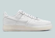 Nike Air Force 1 Low Drake NOCTA Certified Lover Boy White Cobalt Tint, sneaker Air Force 1 blanche et bleu Cobalt clair signée Drake NOCTA avec détails Love You Forever.