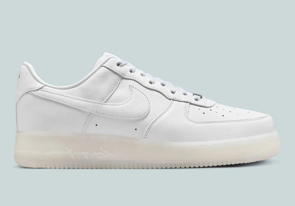 Nike Air Force 1 Low Drake NOCTA Certified Lover Boy White Cobalt Tint, sneaker Air Force 1 blanche et bleu Cobalt clair signée Drake NOCTA avec détails Love You Forever.