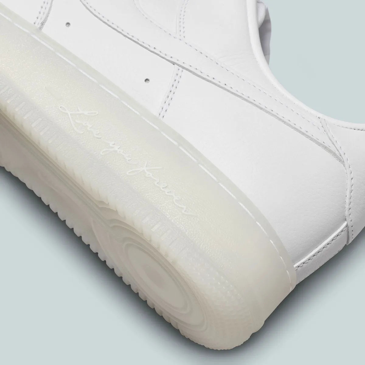 Nike Air Force 1 Low Drake NOCTA Certified Lover Boy White Cobalt Tint, sneaker Air Force 1 blanche et bleu Cobalt clair signée Drake NOCTA avec détails Love You Forever.