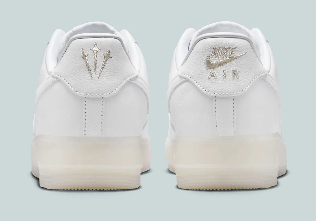 Nike Air Force 1 Low Drake NOCTA Certified Lover Boy White Cobalt Tint, sneaker Air Force 1 blanche et bleu Cobalt clair signée Drake NOCTA avec détails Love You Forever.