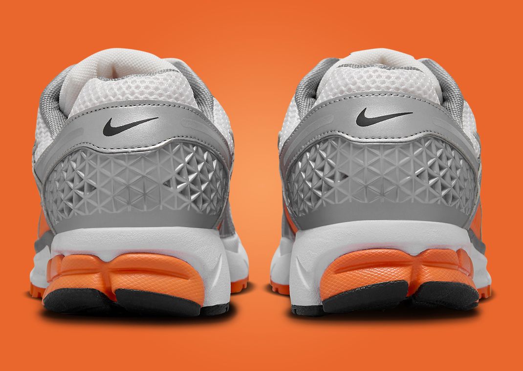 Nike Zoom Vomero 5 en mesh respirant avec renforts synthétiques, coloris Platinum Tint et accents Safety Orange, amorti Zoom Air réactif. vue de derrière