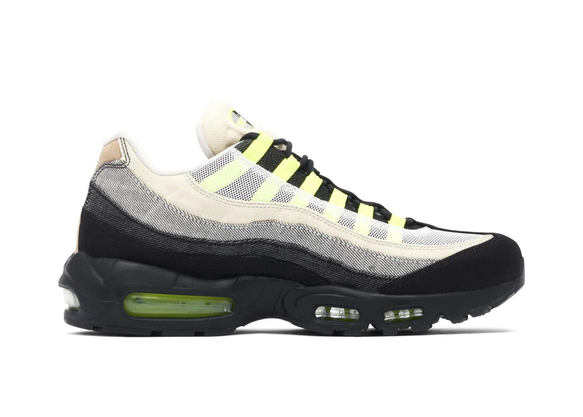 Nike Air Max 95 Denham en denim noir, gris et écru avec mesh blanc, détails Volt fluorescents et unités Max Air visibles.
