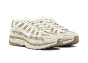 Nike P-6000 Light Orewood Brown beige et kaki avec tige en mesh, empiècements multicouches et semelle rétro-running.