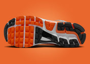 Nike Zoom Vomero 5 en mesh respirant avec renforts synthétiques, coloris Platinum Tint et accents Safety Orange, amorti Zoom Air réactif. vue semelle