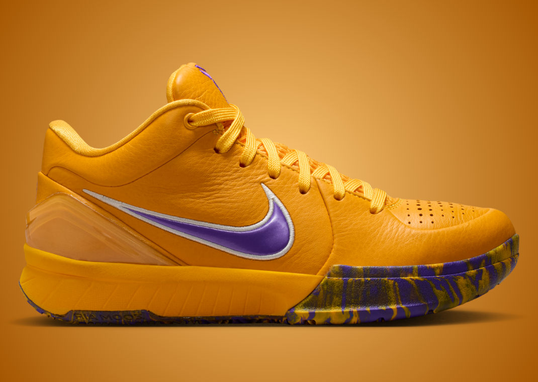 Nike Kobe 4 Draft Day Pack Los Angeles Lakers (GS) avec tige en mesh respirant, empiècements synthétiques blancs, violets et dorés, silhouette basse de basketball et semelle extérieure en caoutchouc.