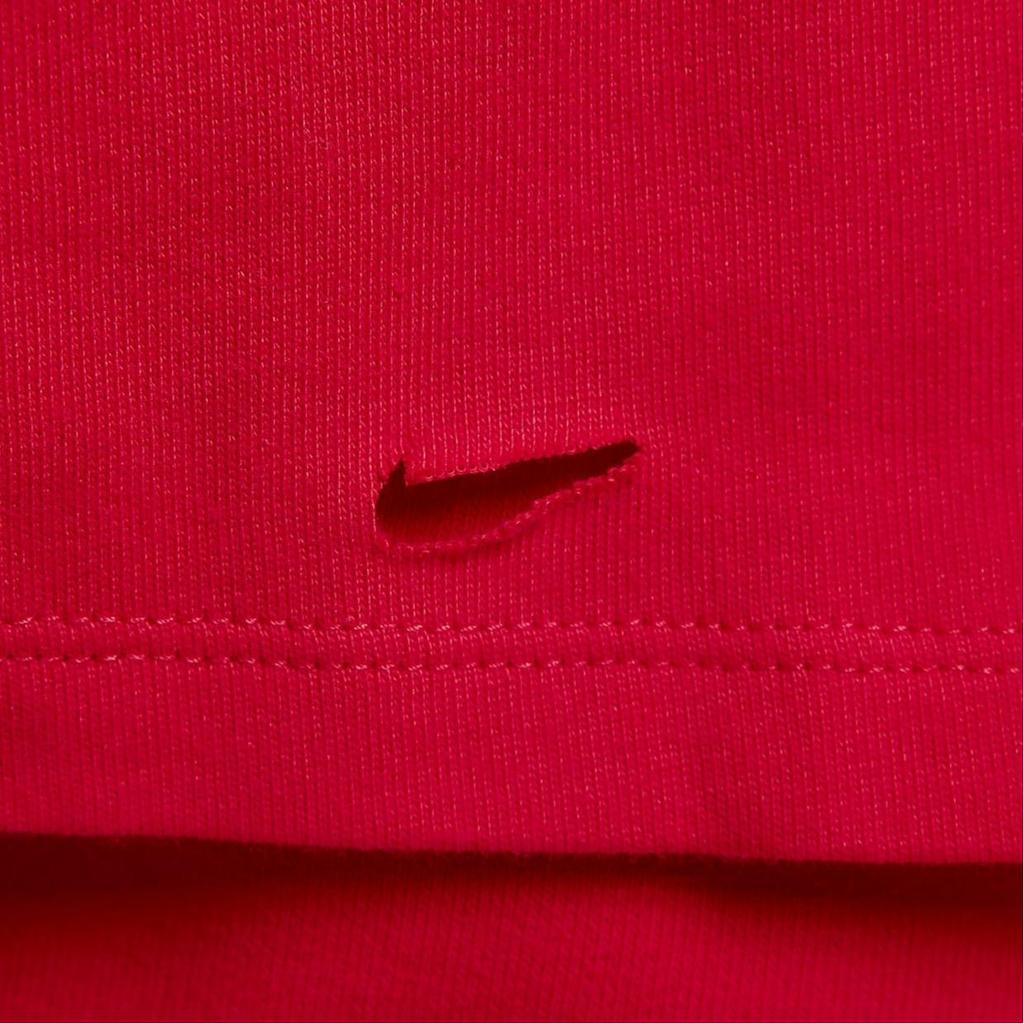 Jacquemus x Nike Le Swoosh T-shirt Dark Red à manches courtes, coloris rouge foncé, col rond et détail Swoosh Nike revisité dans l'univers minimaliste de Jacquemus vue sur les détails. 