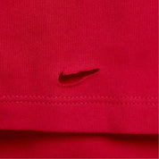 Jacquemus x Nike Le Swoosh T-shirt Dark Red à manches courtes, coloris rouge foncé, col rond et détail Swoosh Nike revisité dans l'univers minimaliste de Jacquemus vue sur les détails. 