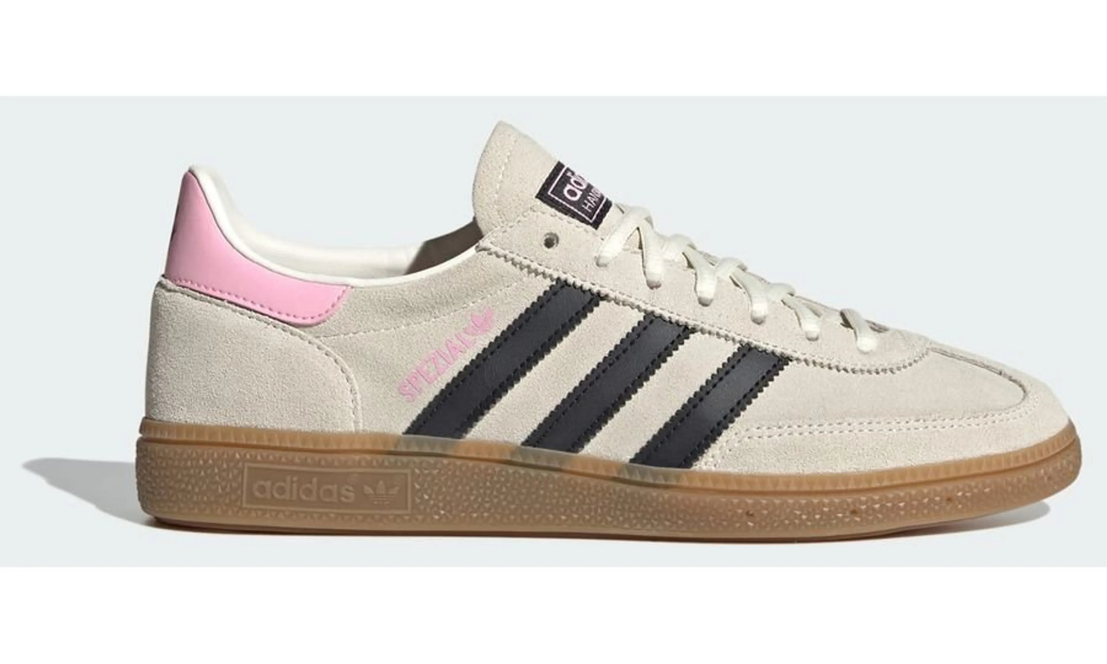 adidas Juventus FC Handball Spezial KK3023, sneaker basse en suède blanc cassé avec trois bandes noires, talon rose et semelle gomme caramel.