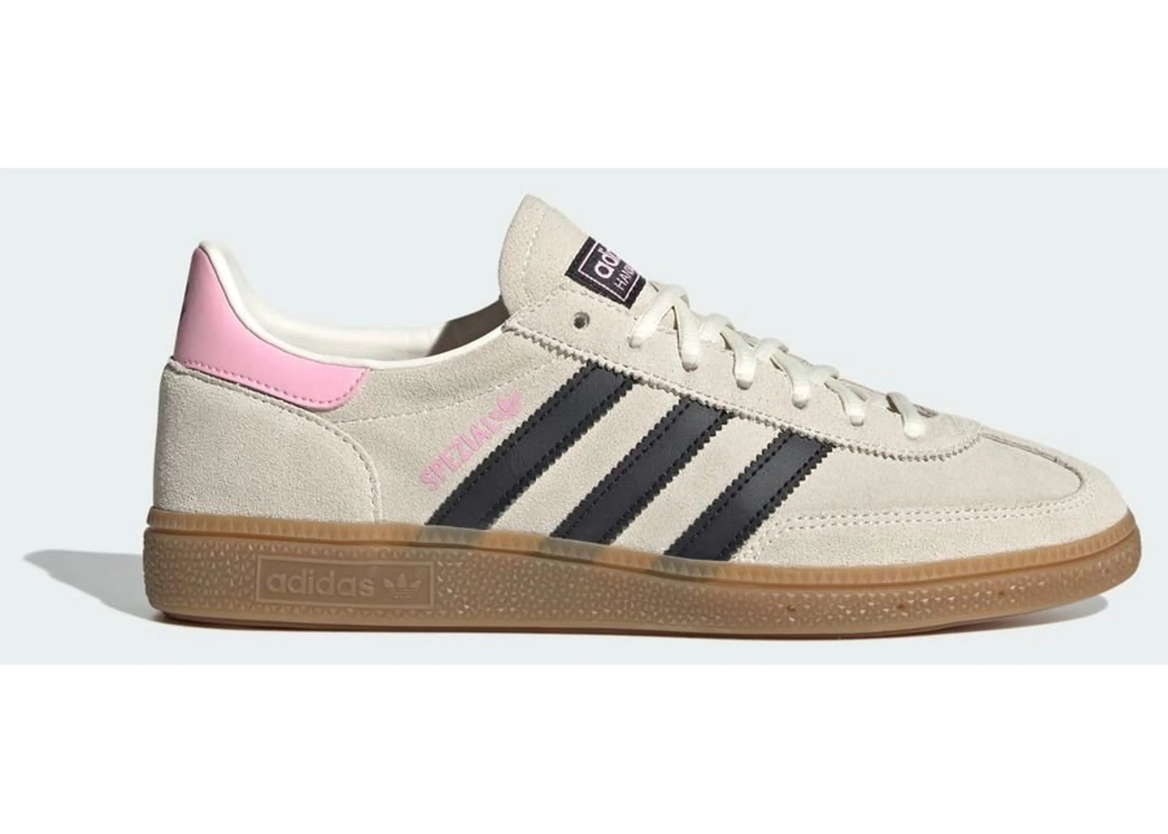 adidas Juventus FC Handball Spezial KK3023, sneaker basse en suède blanc cassé avec trois bandes noires, talon rose et semelle gomme caramel.