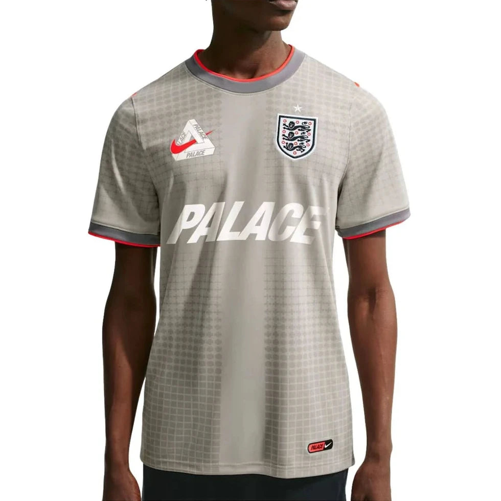 Palace x Nike England Dri-FIT Academy Pro Football Top Pewter Grey Bright Crimson 2 en tissu technique léger, technologie Nike Dri-FIT, base grise et détails rouge Bright Crimson.
