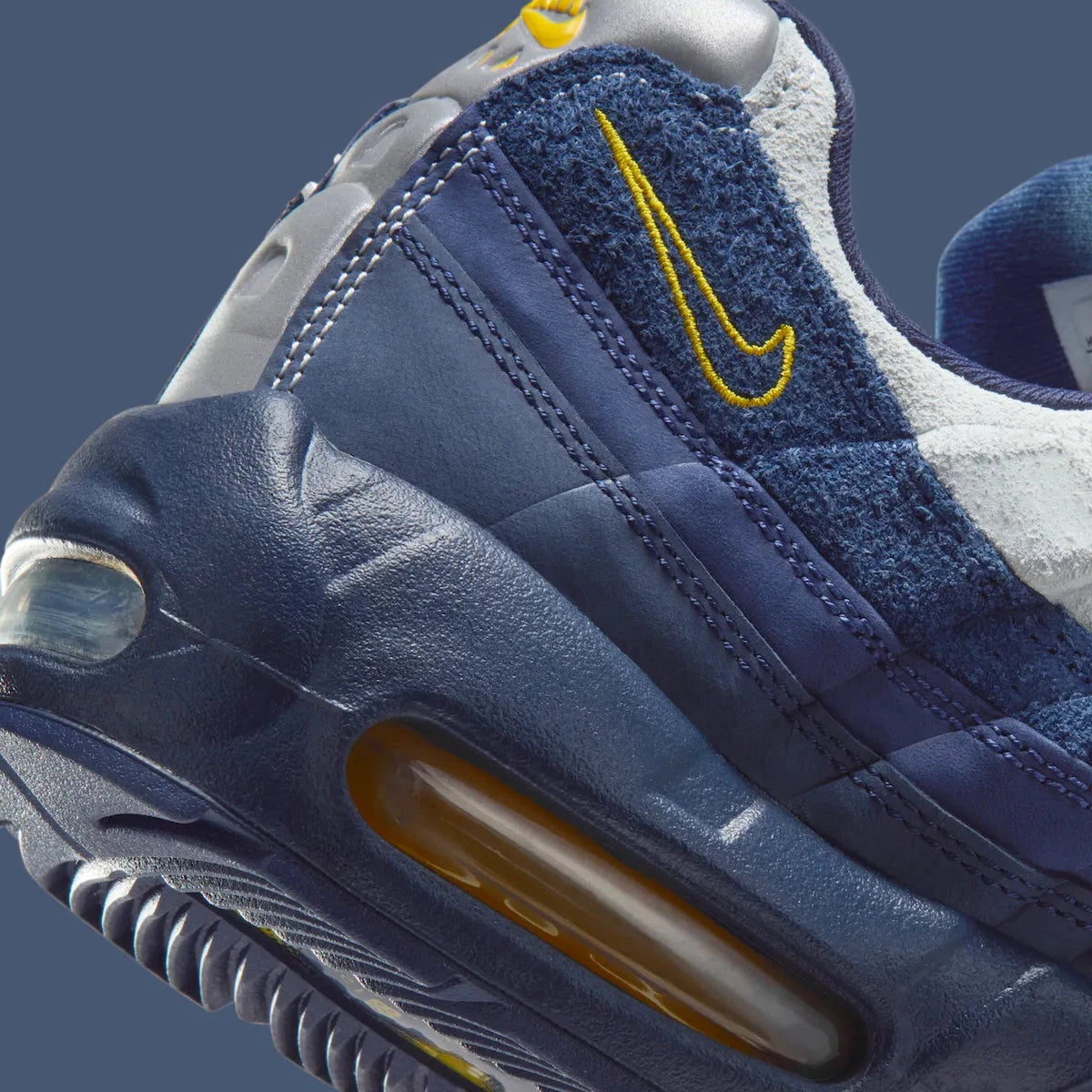 Sneakers Nike Air Max 95 SB Eric Koston bleu obsidian et jaune en matières renforcées avec amorti Air Max visible et design iconique. Zoom arrière 