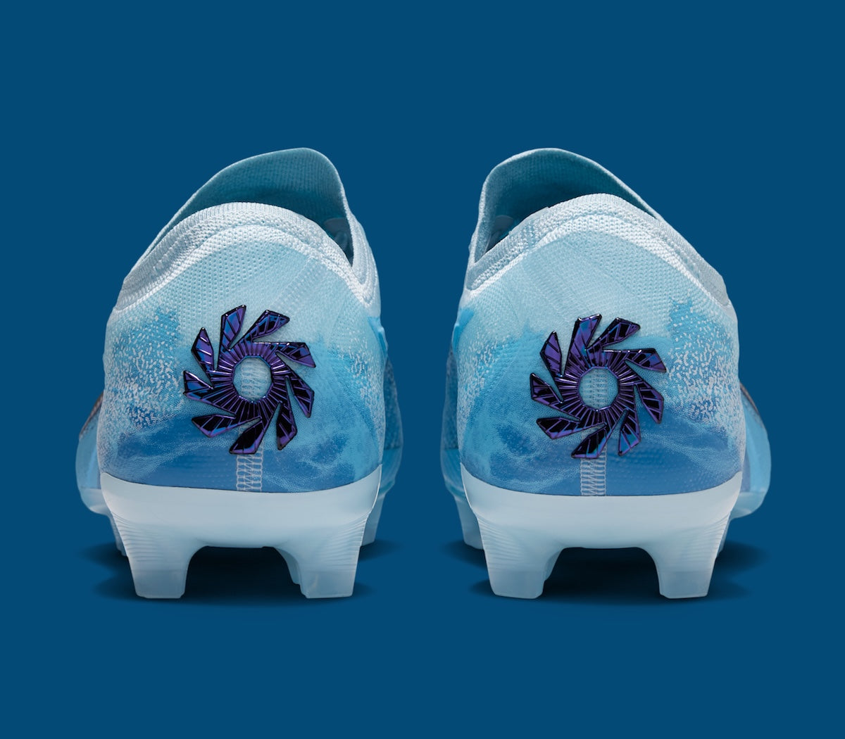 Nike Phantom 6 Low Elite FG Erling Haaland Baltic Blue HQ2332-401 en Baltic Blue, Glacier Blue et Blue Eclipse avec technologie Gripknit.