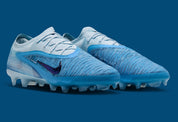 Nike Phantom 6 Low Elite FG Erling Haaland Baltic Blue HQ2332-401 en Baltic Blue, Glacier Blue et Blue Eclipse avec technologie Gripknit.