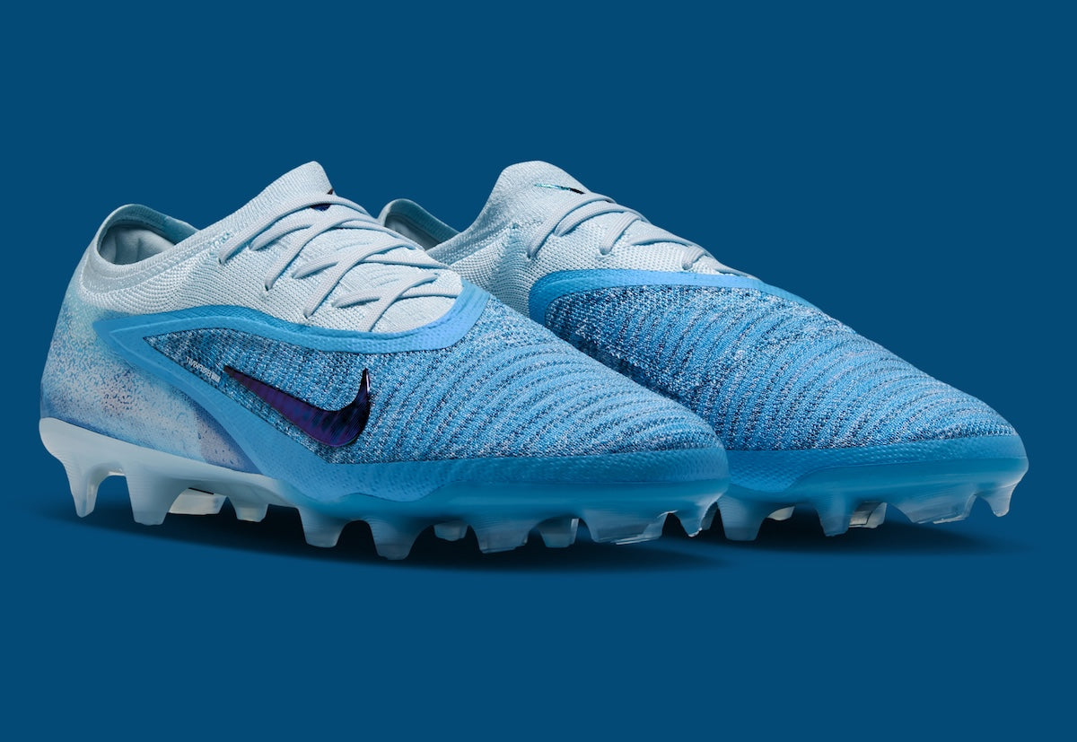 Nike Phantom 6 Low Elite FG Erling Haaland Baltic Blue HQ2332-401 en Baltic Blue, Glacier Blue et Blue Eclipse avec technologie Gripknit.