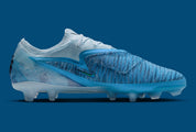 Nike Phantom 6 Low Elite FG Erling Haaland Baltic Blue HQ2332-401 en Baltic Blue, Glacier Blue et Blue Eclipse avec technologie Gripknit.