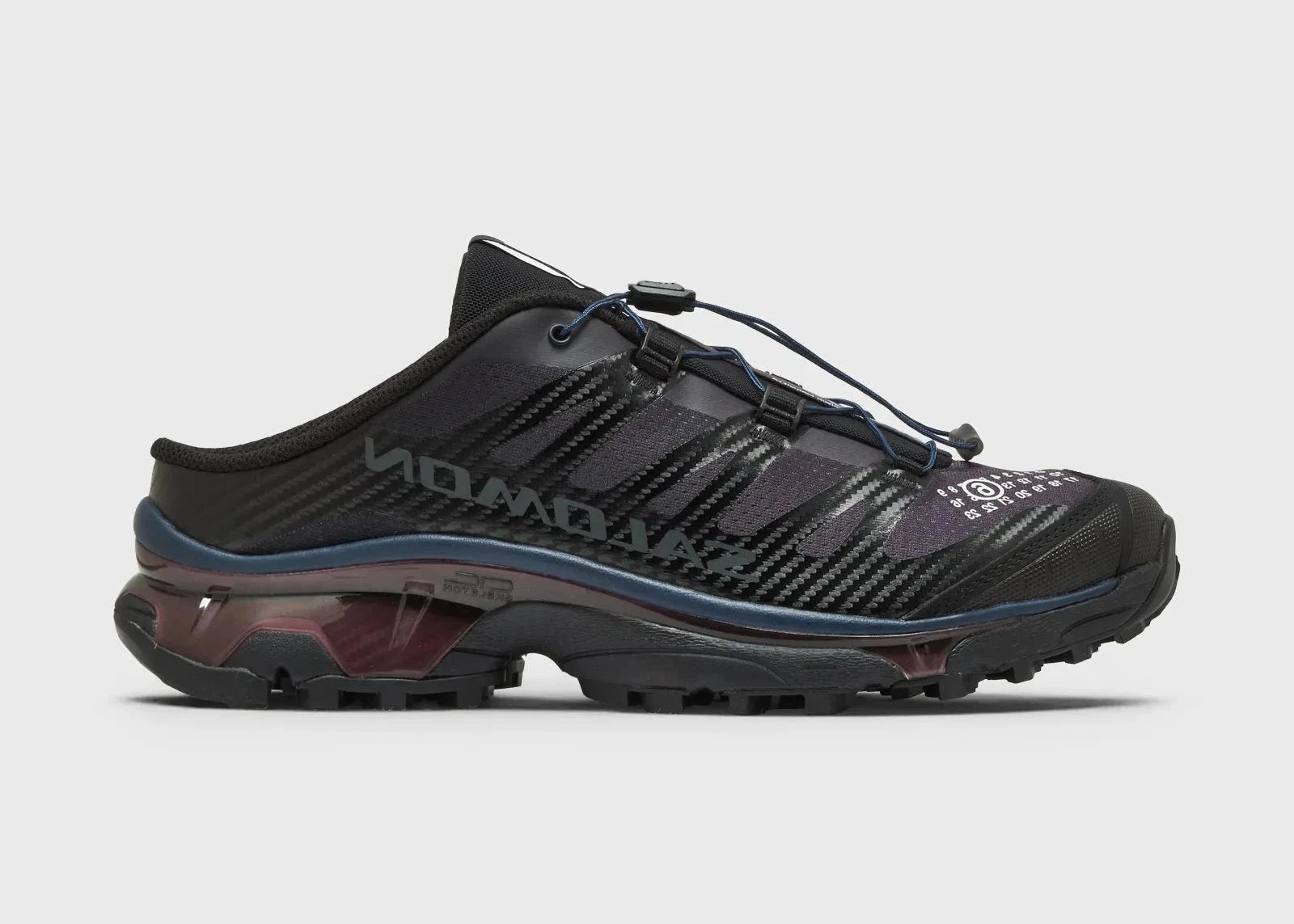 Salomon XT-4 Mule MM6 Maison Margiela Black Nine Iron en mesh noir et gris anthracite avec système Quicklace et construction ouverte au talon.