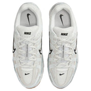 Nike P-6000 Premium Summit White crème avec tige en mesh, empiècements en cuir Light Bone et Phantom, Swoosh noir et semelle gomme.