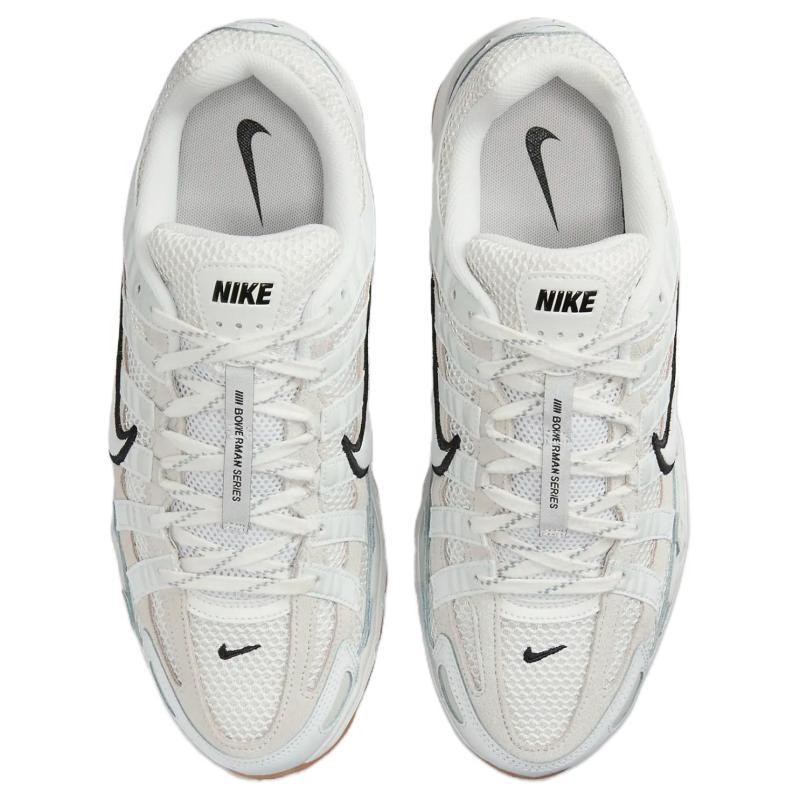 Nike P-6000 Premium Summit White crème avec tige en mesh, empiècements en cuir Light Bone et Phantom, Swoosh noir et semelle gomme.