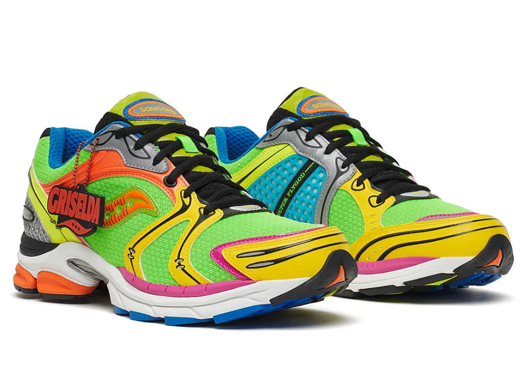 Saucony ProGrid Triumph 4 argentée métallique avec détails crimson et amorti ProGrid, édition Westside Gunn. Vue de 3/4
