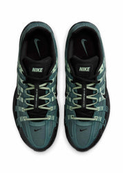 Nike P-6000 Anthracite Clay Green grise et noire avec tige textile, empiècements multicouches et détails vert Clay Green.