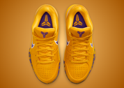 Nike Kobe 4 Draft Day Pack Los Angeles Lakers (GS) avec tige en mesh respirant, empiècements synthétiques blancs, violets et dorés, silhouette basse de basketball et semelle extérieure en caoutchouc.