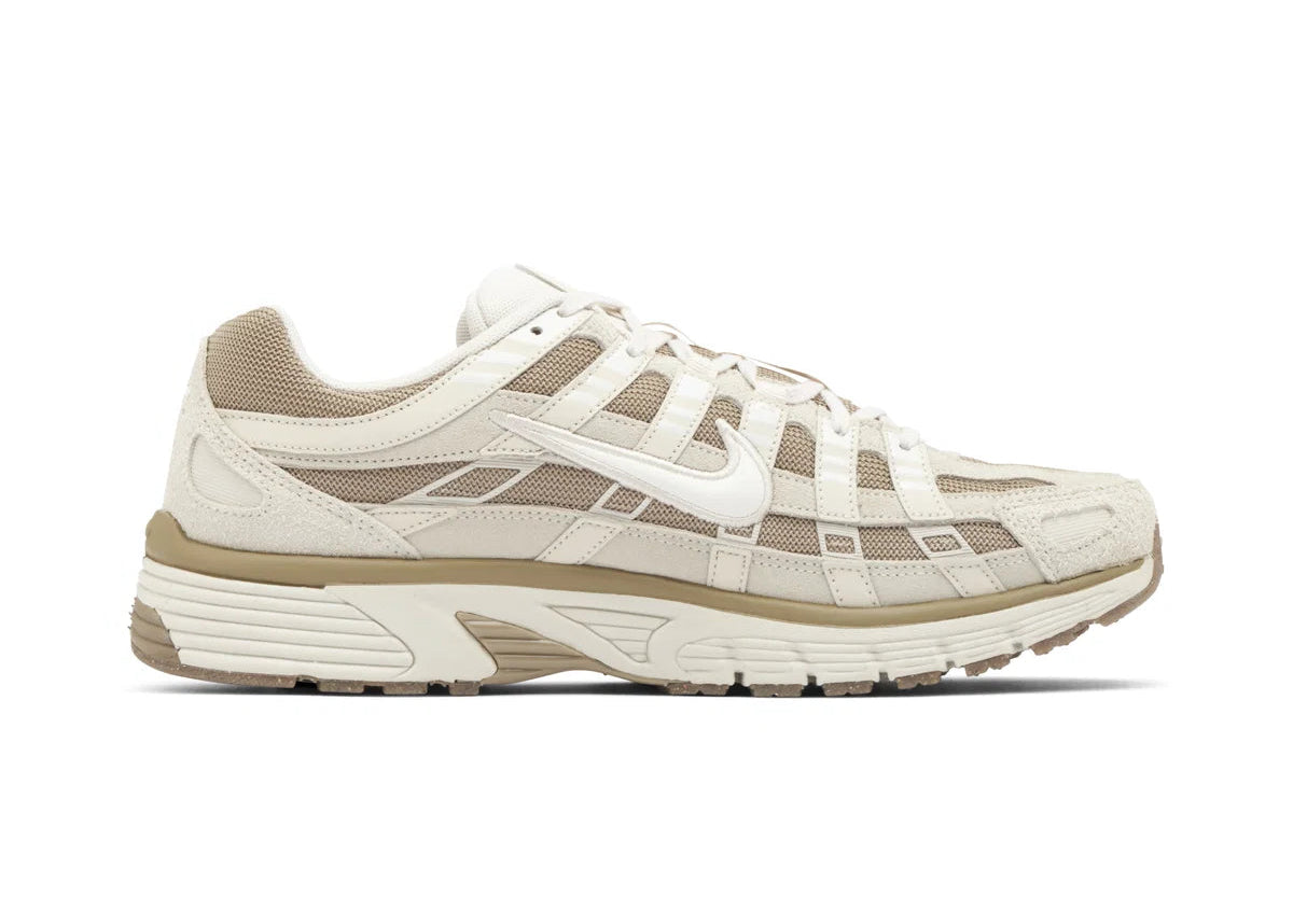 Nike P-6000 Light Orewood Brown beige et kaki avec tige en mesh, empiècements multicouches et semelle rétro-running.