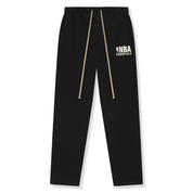 Fear of God Essentials NBA Relaxed Sweatpants Black, pantalon de survêtement noir à coupe Relaxed issu de la collaboration Fear of God Essentials x NBA.