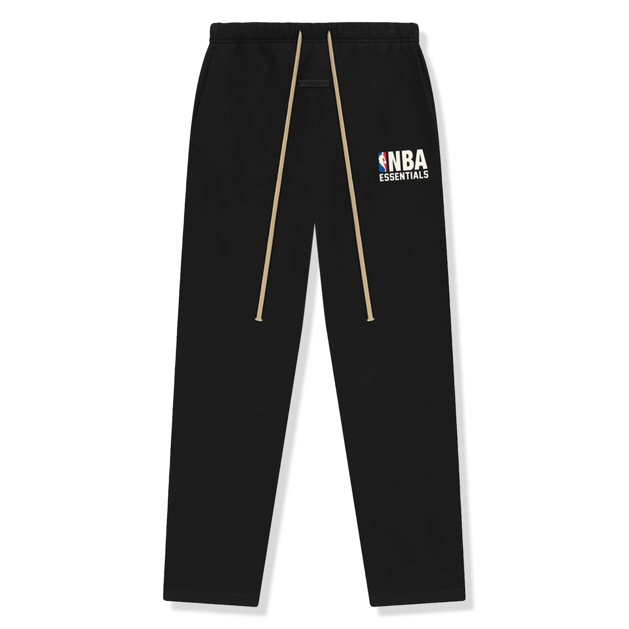 Fear of God Essentials NBA Relaxed Sweatpants Black, pantalon de survêtement noir à coupe Relaxed issu de la collaboration Fear of God Essentials x NBA.