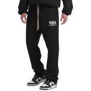 Fear of God Essentials NBA Relaxed Sweatpants Black, pantalon de survêtement noir à coupe Relaxed issu de la collaboration Fear of God Essentials x NBA.